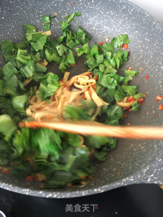 “食物边角料做大餐”剁椒千张炒莴苣叶的做法步骤：12