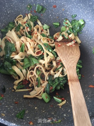 “食物边角料做大餐”剁椒千张炒莴苣叶的做法步骤：14