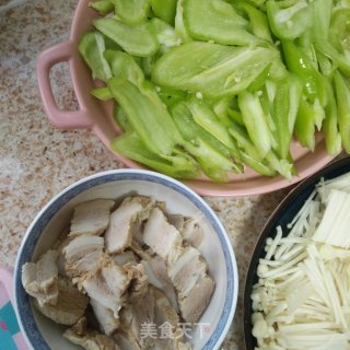回锅肉炒尖椒的做法步骤：2