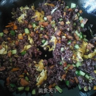 青瓜胡萝卜炒黑米饭的做法步骤：4