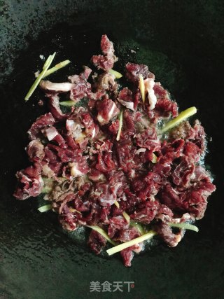 芹菜炒牛肉的做法步骤：4