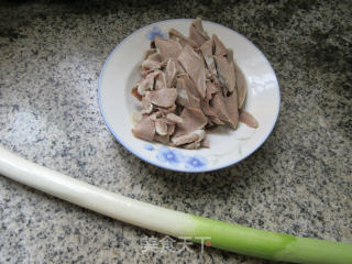 大葱炒猪舌头的做法步骤：1