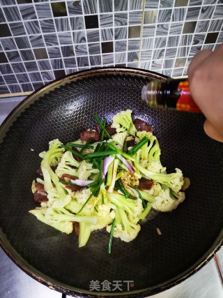 腊肠炒菜花的做法步骤：6