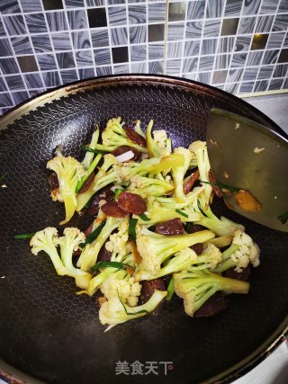 腊肠炒菜花的做法步骤：7