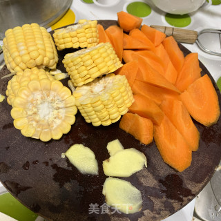 玉米萝卜排骨汤的做法步骤：1