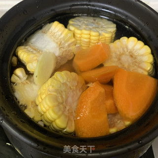 玉米萝卜排骨汤的做法步骤：3