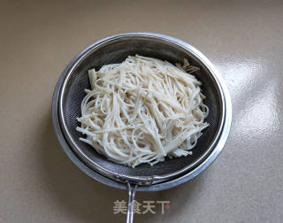 浇汁金针菇的做法步骤：4