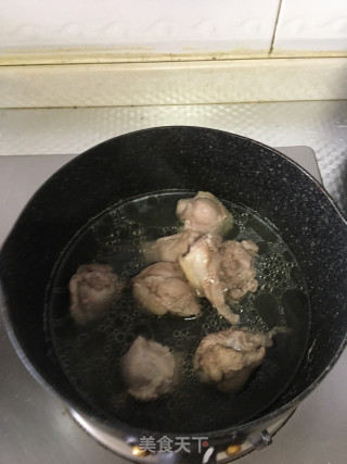 菠萝啤烧土豆鸭腿的做法步骤：1