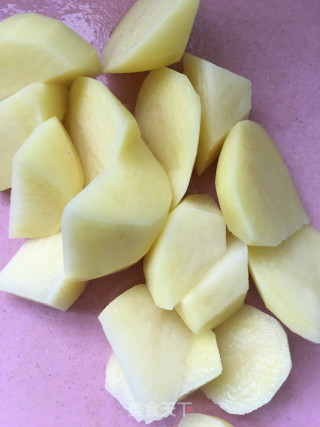 菠萝啤烧土豆鸭腿的做法步骤：2