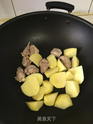 菠萝啤烧土豆鸭腿的做法步骤：4