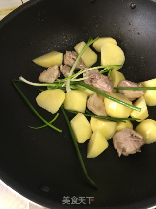 菠萝啤烧土豆鸭腿的做法步骤：5