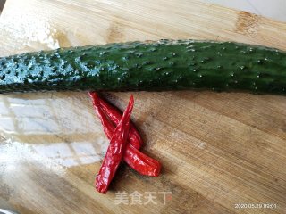 青瓜炒猪肝的做法步骤：2