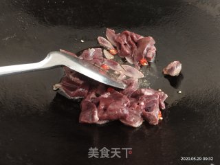 青瓜炒猪肝的做法步骤：5