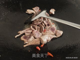 青瓜炒猪肝的做法步骤：6