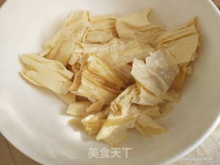 腐竹炒猪大肠的做法步骤：2