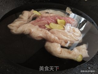腐竹炒猪大肠的做法步骤：3