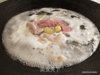 腐竹炒猪大肠的做法步骤：4