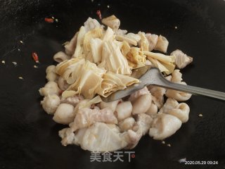 腐竹炒猪大肠的做法步骤：9