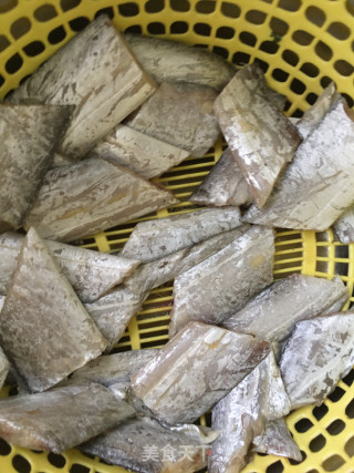 椒盐带鱼的做法步骤：1