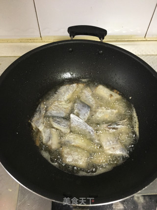 椒盐带鱼的做法步骤：2