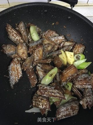 椒盐带鱼的做法步骤：4