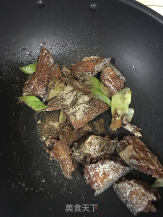 椒盐带鱼的做法步骤：5