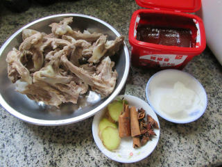 辣味鸭锁骨的做法步骤：1