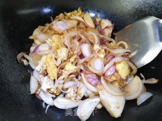 洋葱炒鸡蛋的做法步骤：3