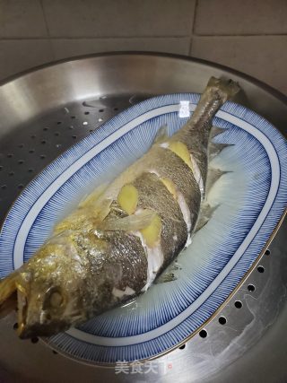 脆萝卜干蒸黄花鱼的做法步骤：9