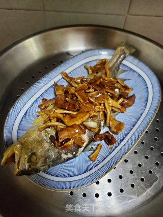 脆萝卜干蒸黄花鱼的做法步骤：10