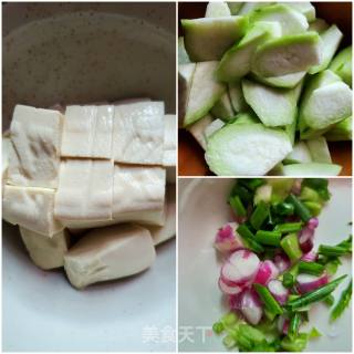 丝瓜鸡蛋豆腐汤的做法步骤：2