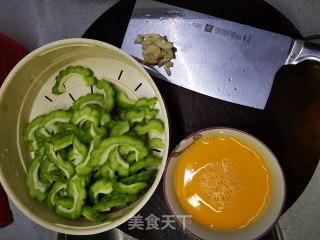 苦瓜炒蛋的做法步骤：1