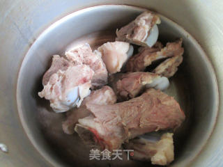 鲍鱼筒骨汤的做法步骤：5