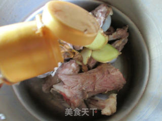 鲍鱼筒骨汤的做法步骤：6