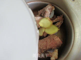 鲍鱼筒骨汤的做法步骤：7