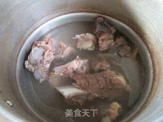 鲍鱼筒骨汤的做法步骤：9