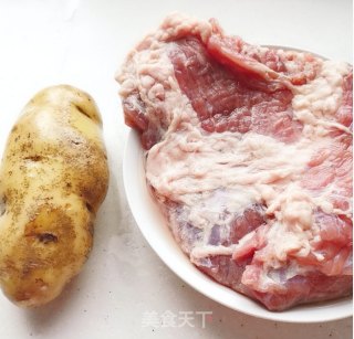 牛腩炖土豆的做法步骤：1