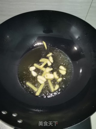 胡萝卜烧鱼块的做法步骤：1