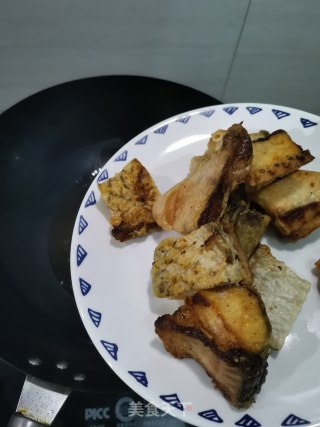 胡萝卜烧鱼块的做法步骤：2