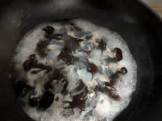 双耳炒鸡丁的做法步骤：6