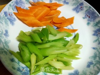 双耳炒鸡丁的做法步骤：9
