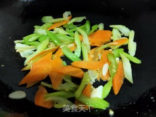 双耳炒鸡丁的做法步骤：15