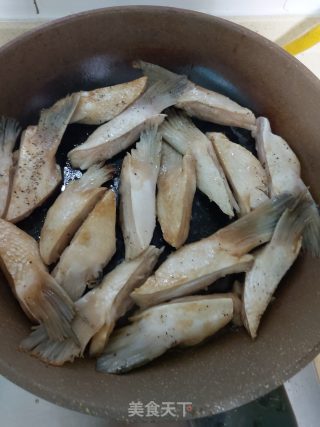 香煎三文鱼鳍的做法步骤：3