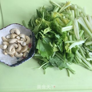 腰果拌香芹的做法步骤：1
