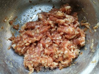 丝瓜鲜肉馄饨的做法步骤：1