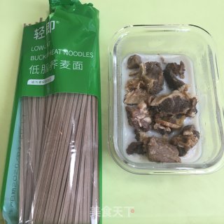 牛腩浇汁拌面的做法步骤：1