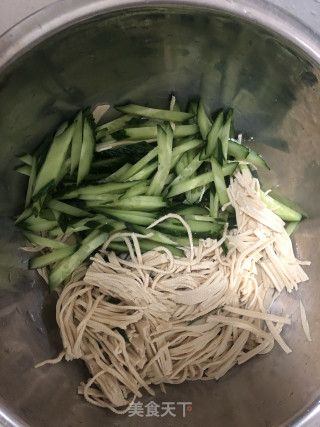 凉拌黄瓜豆腐丝的做法步骤：2