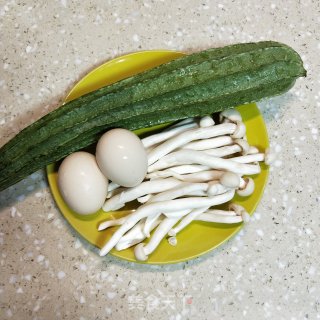 丝瓜鲜菇蛋花汤的做法步骤：1