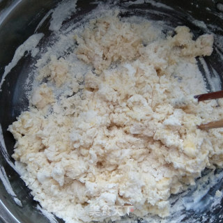 不用面包机也能做出松软的肉松面包的做法步骤：2