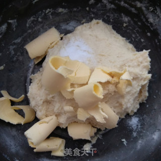 不用面包机也能做出松软的肉松面包的做法步骤：3